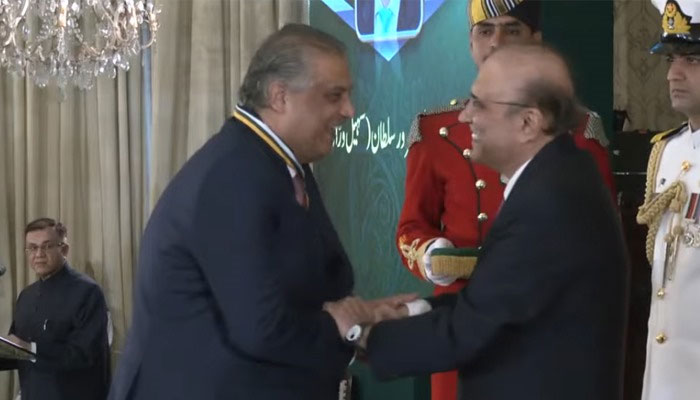 سہیل وڑائچ کو صحافت کے شعبے میں خدمات پرصدارتی اعزاز  برائے حسنِ کارکردگی سے نوازا گیا،فوٹو: اسکرین شاٹ